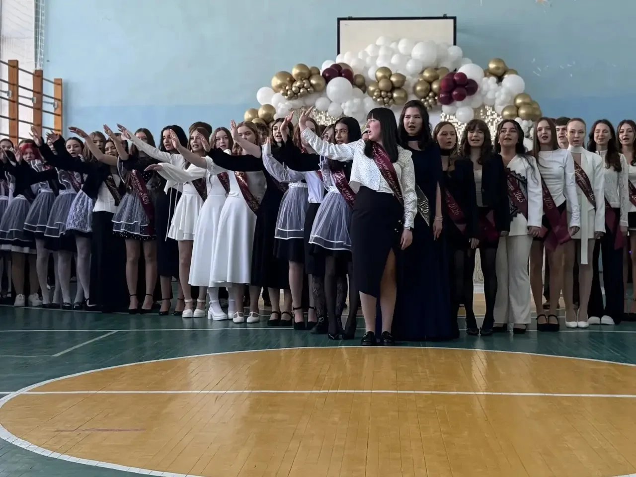 ПОСЛЕДНИЙ ЗВОНОК 2026 🎊  В нашей школе прошёл особенный и очень трогательный праздник — Последний зв