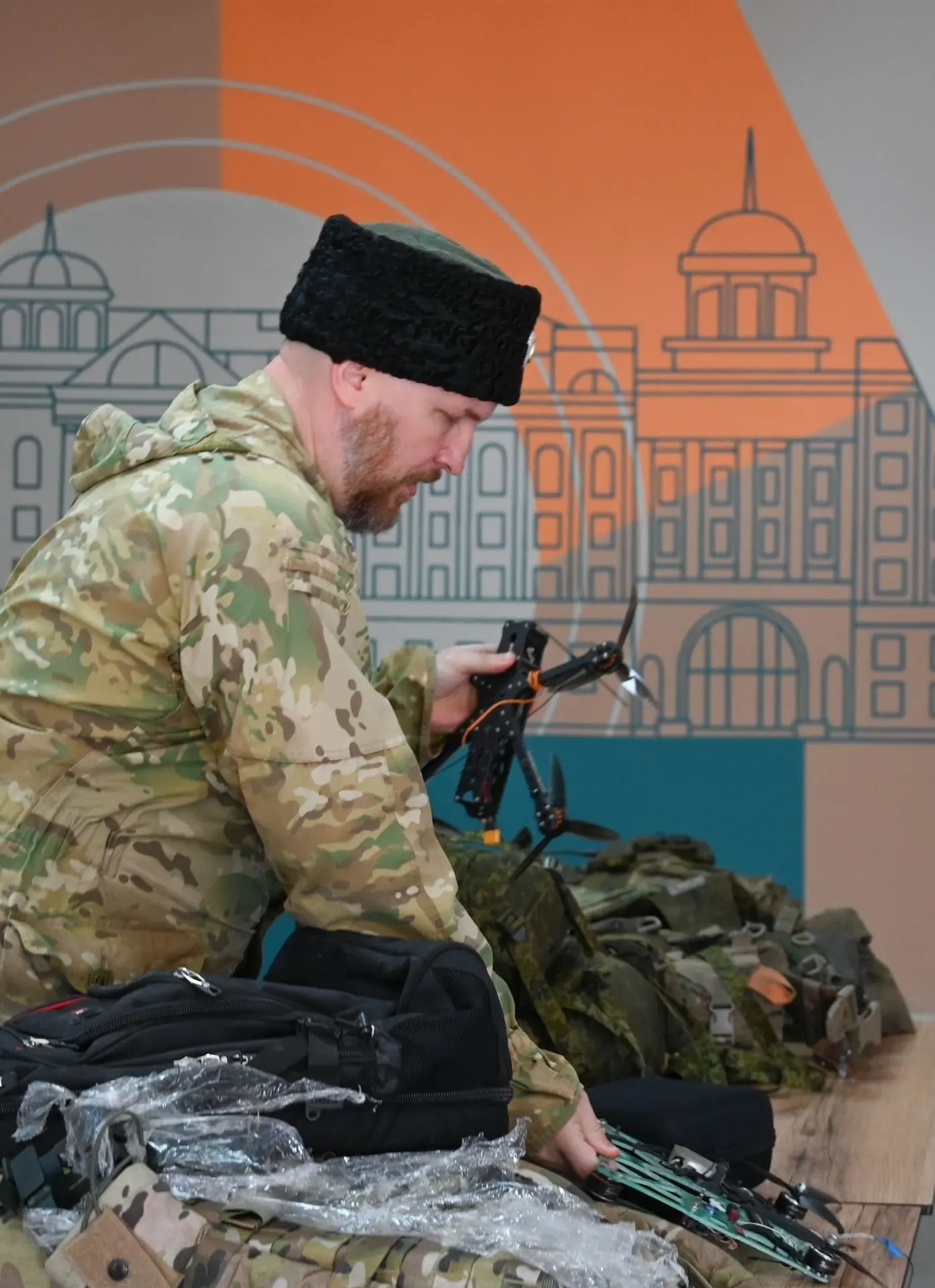 Герои среди нас: в УдГУ прошел круглый стол «СВОи Герои»  И. о. ректора Анна Владимировна Овчинников