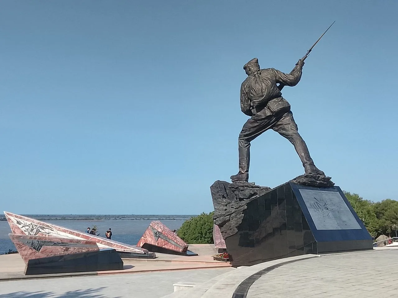 А памятник то в честь победы над Японией хорошо получился.