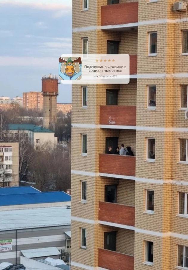 Вчера в 18:22 подростки с балконов ул. Нахимова, 14а над CMD-центром кидали книги на прохожих, чуть 