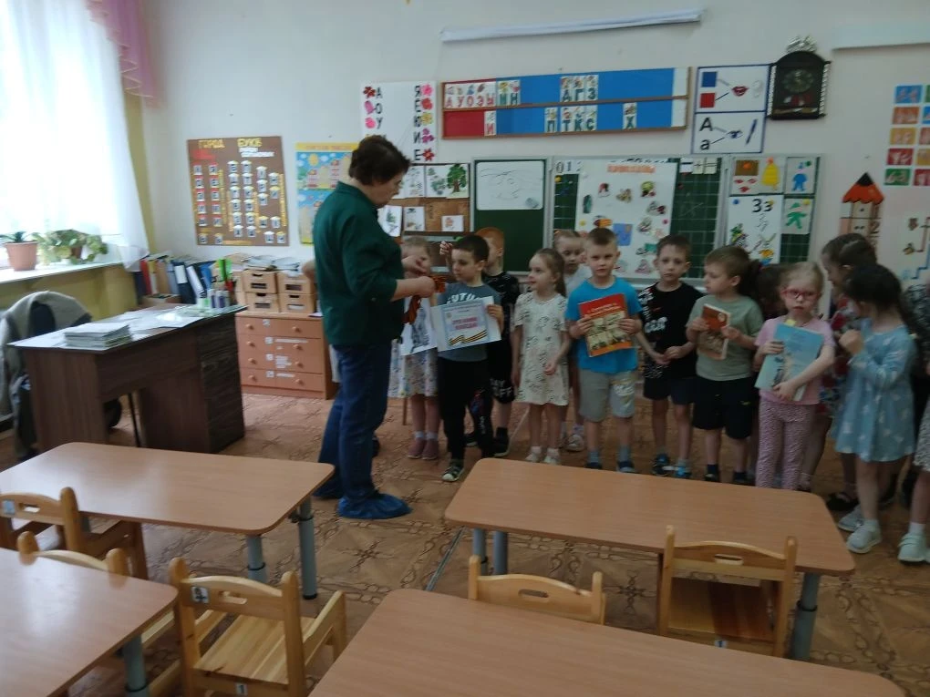 В преддверии Дня Победы сотрудники библиотеки пришли в гости к детям старших групп «Ром...