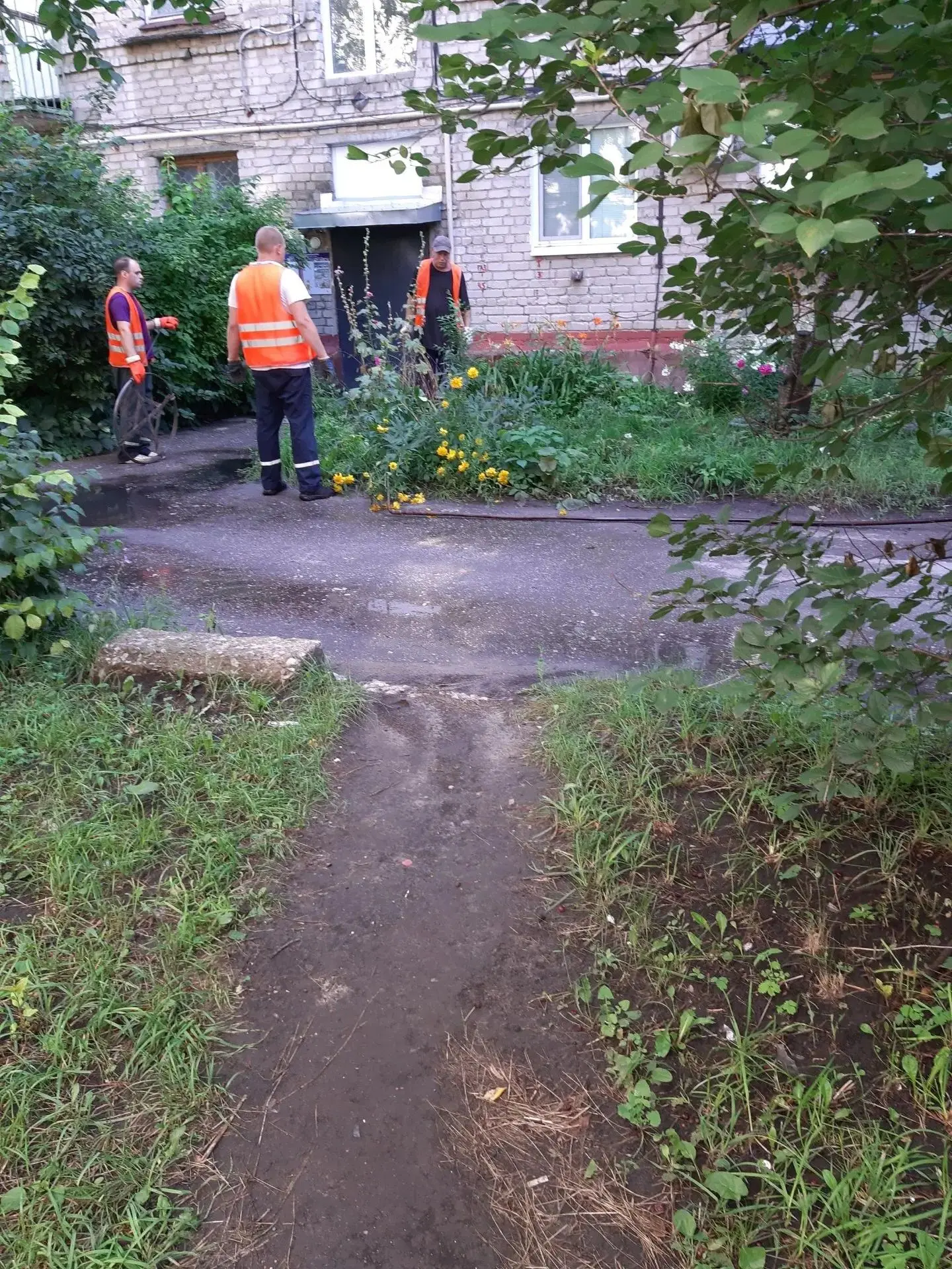 Западный бульвар, дом 8 - сотрудники Водоканала прочищают колодцы после засора! Не смыв...