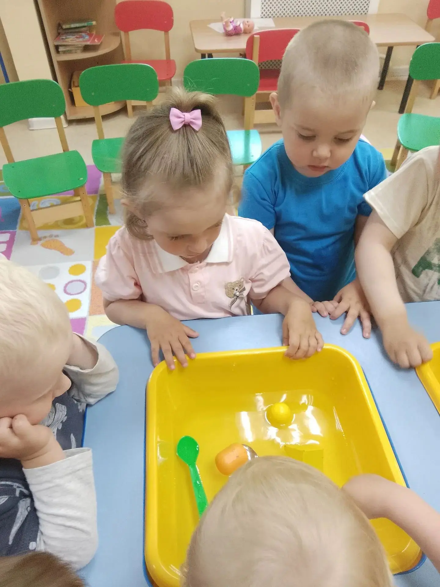 Эксперименты  с водой продолжаются! Сегодня наши малыши закрепили наглядно свойства предметов, что т