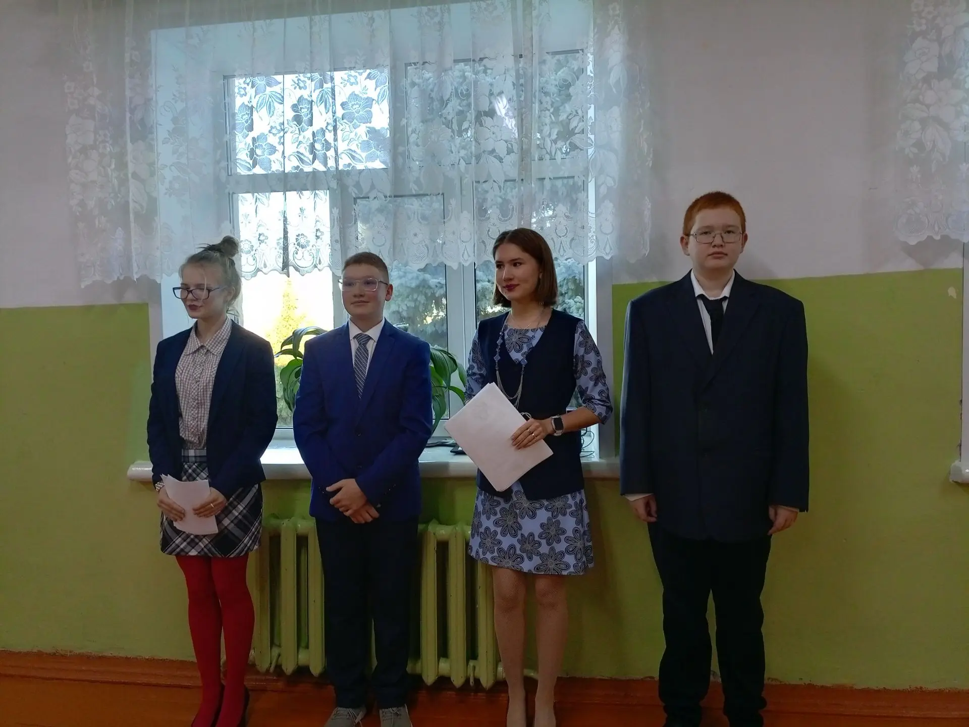 Учебный день в нашей школе традиционно начался с поднятия флага и торжественной линейки...