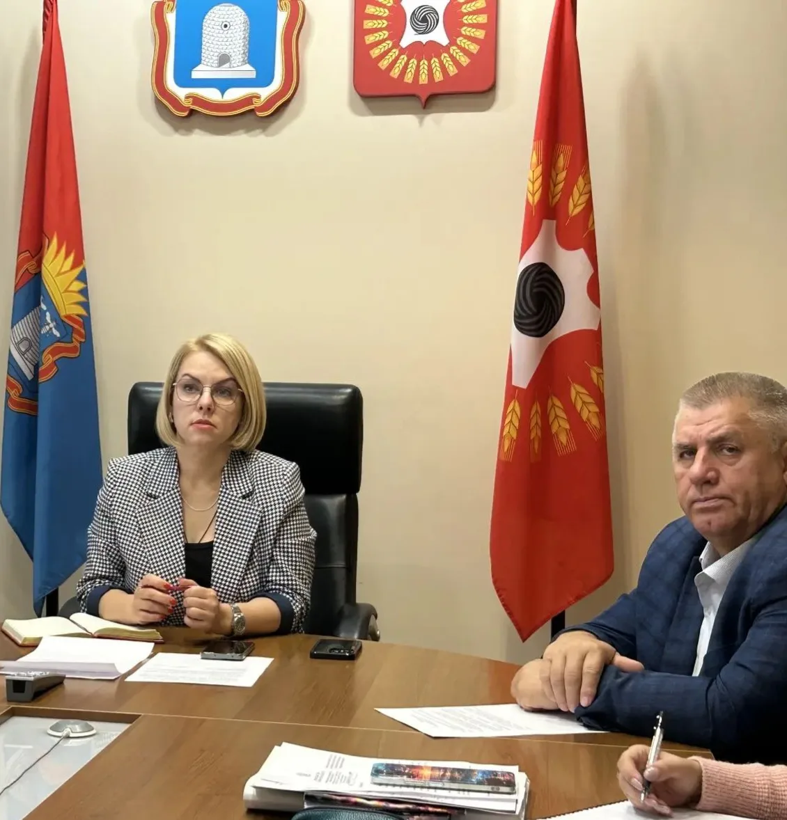 Председатель Рассказовского городского Совета народных депутатов Сергей Свистунов приня...