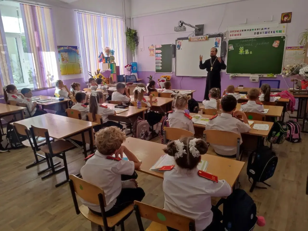 Сегодня в 1 «А» и 1 «Б» классе состоялся визит наставника — отца Александра. Встреча пр...
