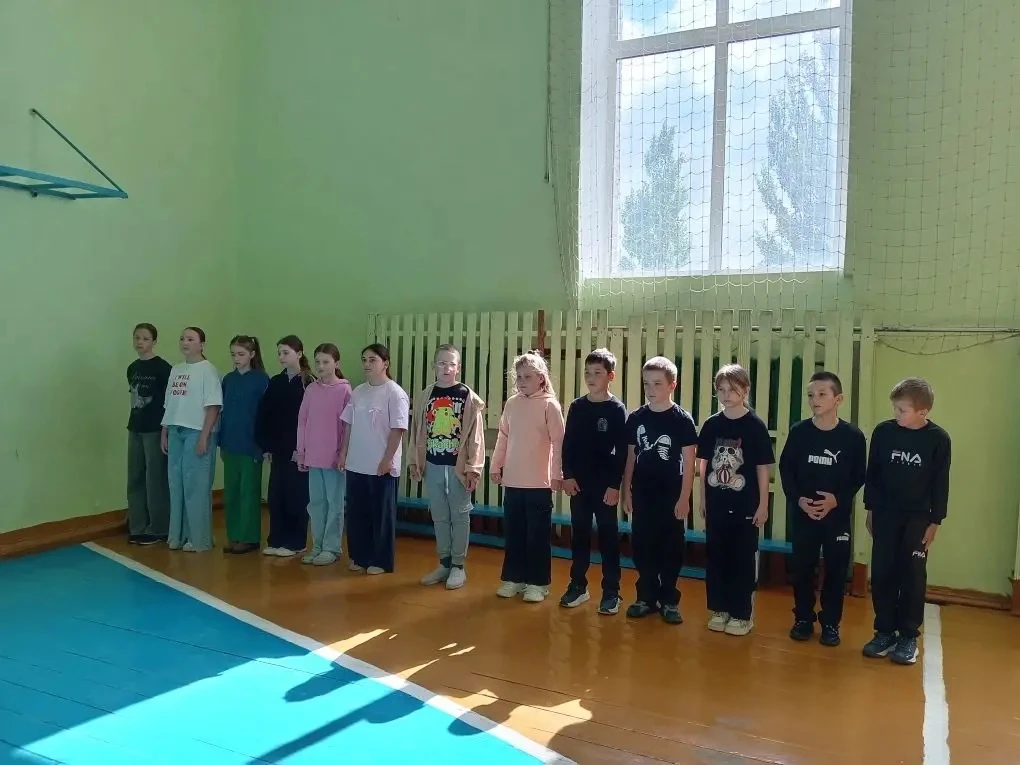 Сегодня утро в пришкольном лагере "Радуга" #ГБОУСОШсШилан началось с дружной линейки. Р...
