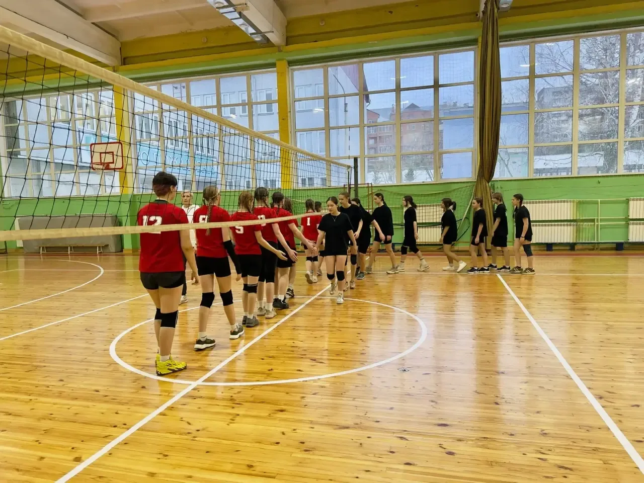 Соревнования «Серебряный мяч» продолжаются: наши девушки в борьбе! 🏐  17 февраля на базе МАОУ Гимназ