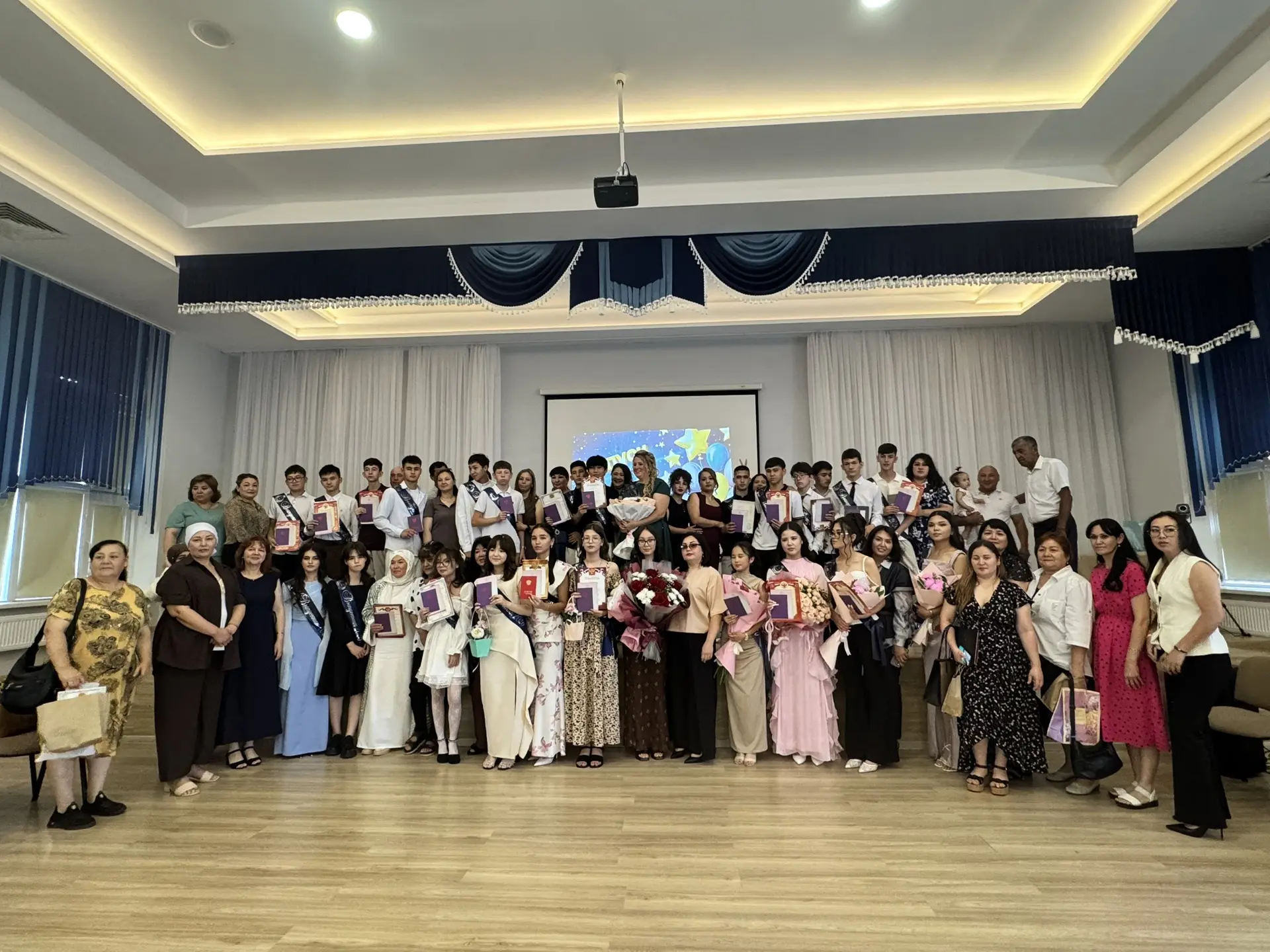 👨🏻‍🎓Выпускникам 9 класса вручили аттестаты!

🏫 27 июня 2026 года в нашей школе прошло торжествен