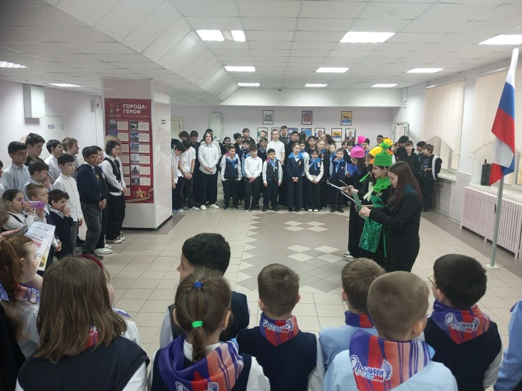 В МБОУ СОШ 15,📚 27 апреля проведена традиционная торжественная линейка, посвящённая открытию новой у