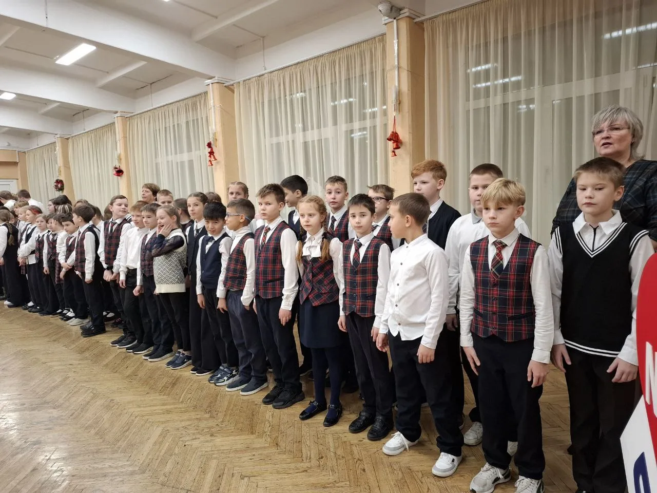 🇷🇺 Вынос флага 🇷🇺  Каждая учебная неделя начинается с торжественной церемонии выноса государственног