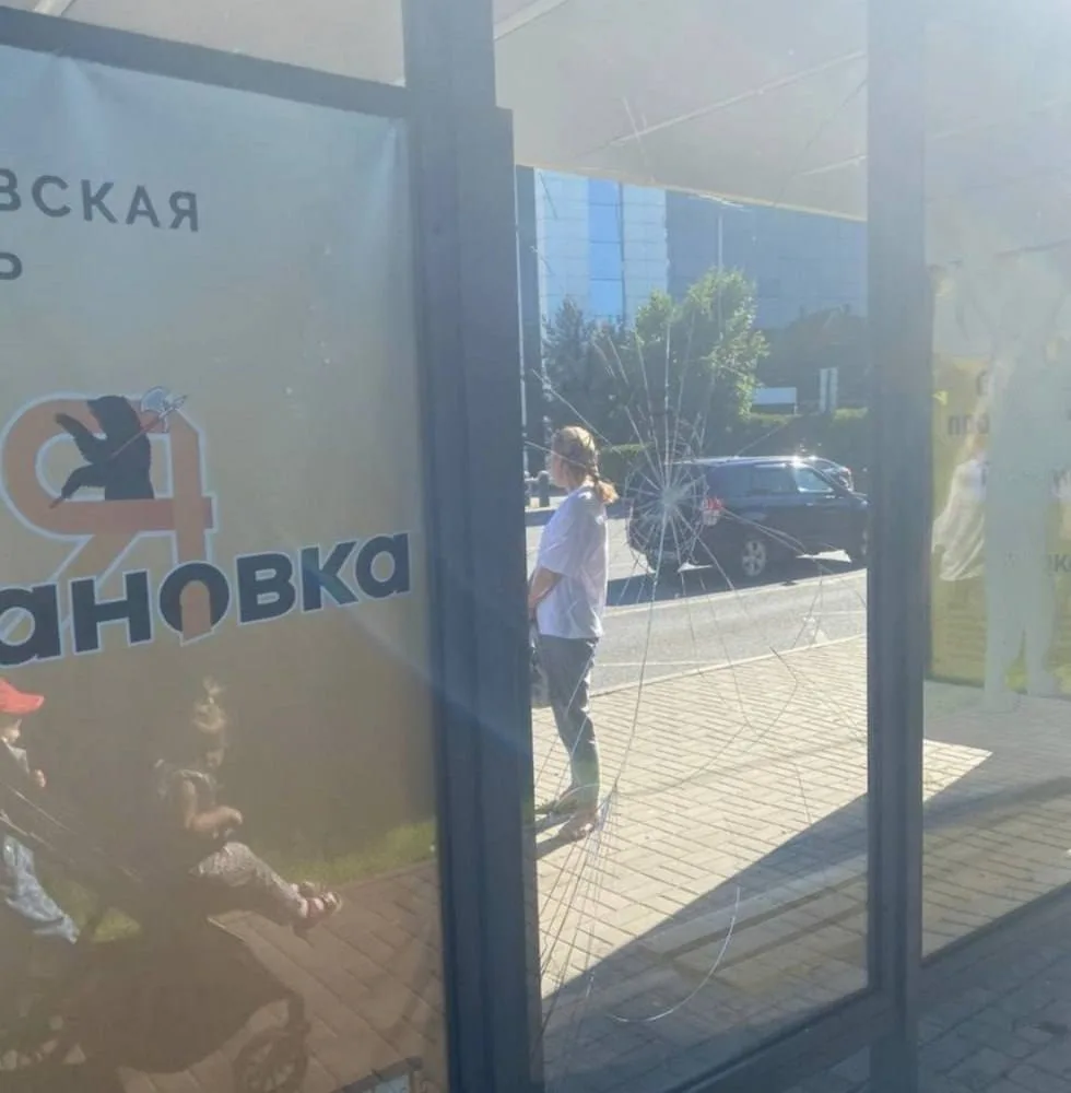 В Ярославле вандалы повредили новую остановку на улице Угличской