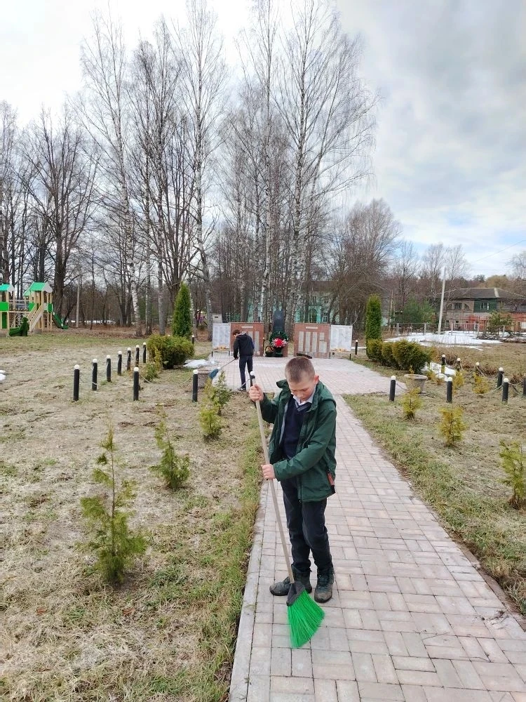 Пришло время апрельских субботников. Ученики 7 класса первым делом приводят в порядок площадки у мем
