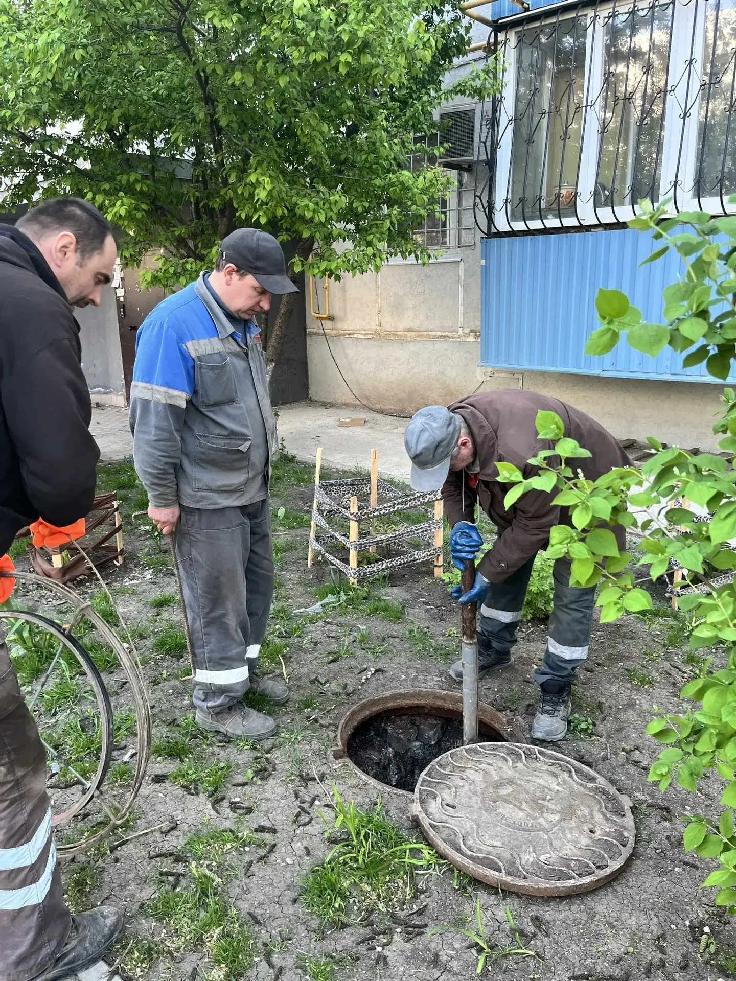 На левобережье коммунальщики обследовали инженерные сети многоквартирных домов  Сотрудники Мариуполь