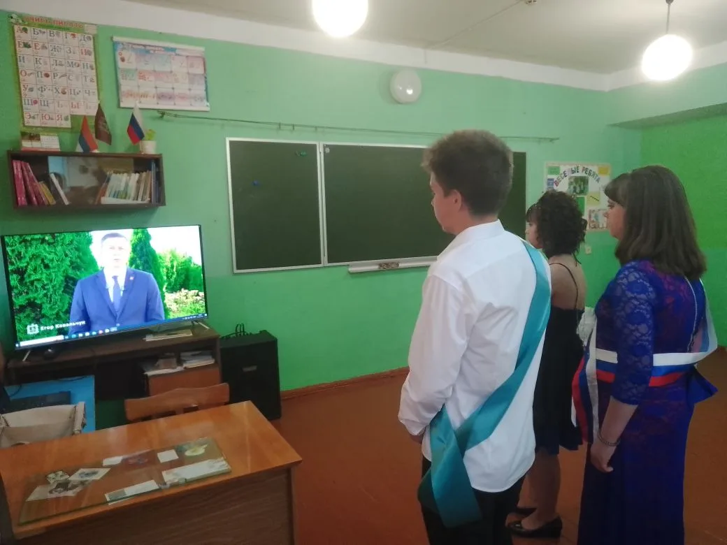 В рамках торжественной церемонии, посвящённой выпуску, учащиеся прослушали поздравитель...