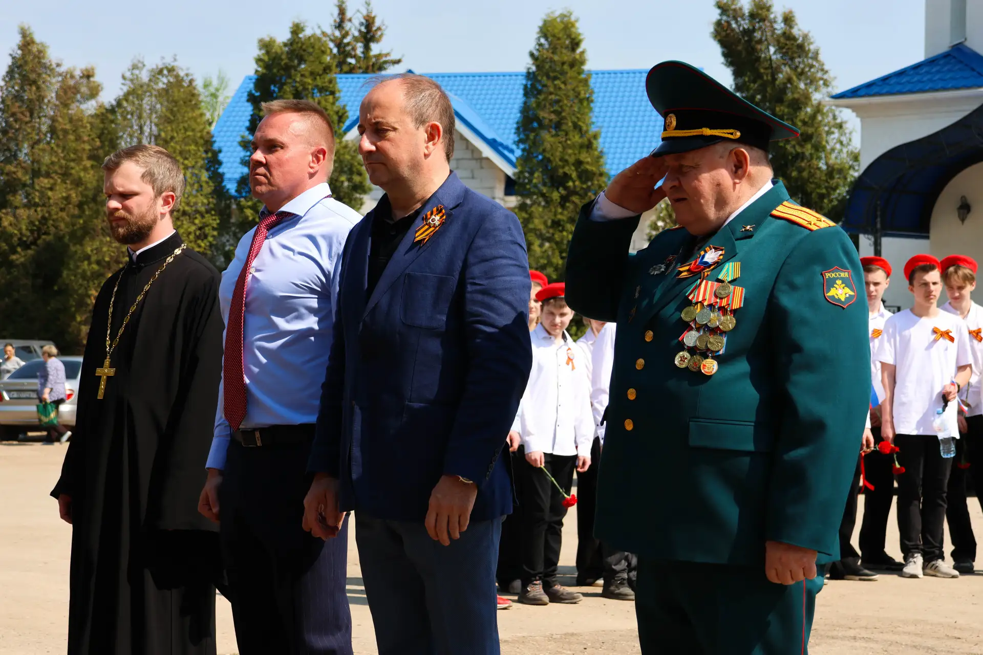 🌟 Новомосковцы почтили память героев  Накануне 81-й годовщины Великой Победы у Братской могилы на Го