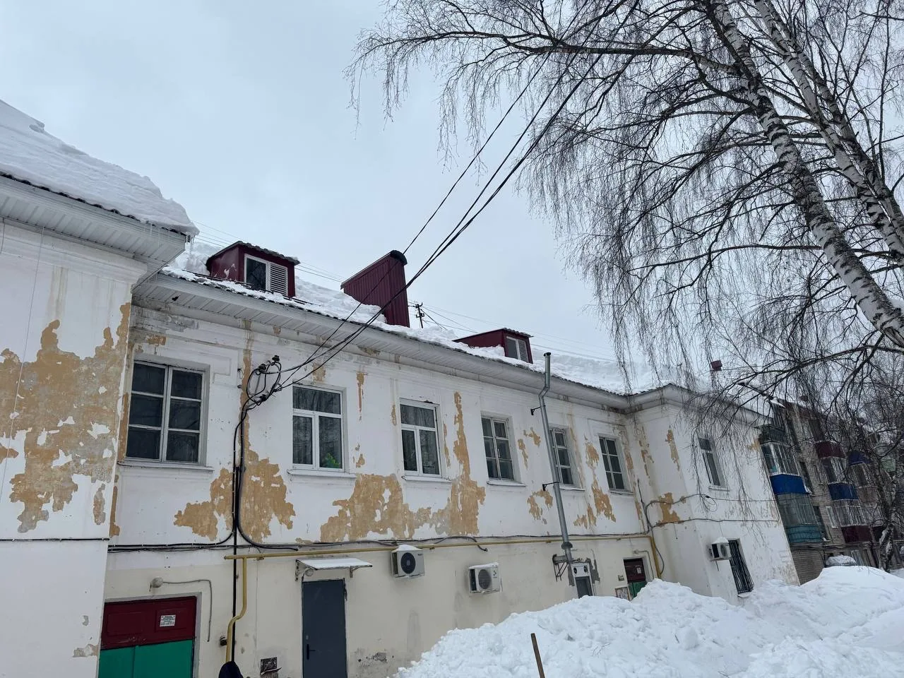 Проводятся работы по очистке крыш от наледи и снега МКД 19 а по ул. Октябрьская. Работы ведутся с пр