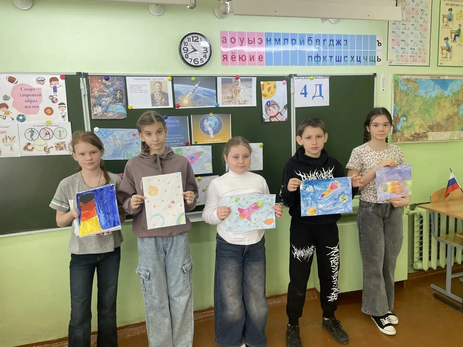 🎨 Во время каникул в 4Д классе (2 корпус) прошло творческое мероприятие «Рисуем кистью космос» 🚀 (кл