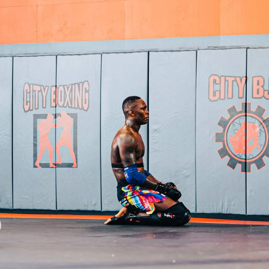 Исраэль Адесанья покинул команду City Kickboxing, в которой тренировался 17 лет, чтобы перезапустить