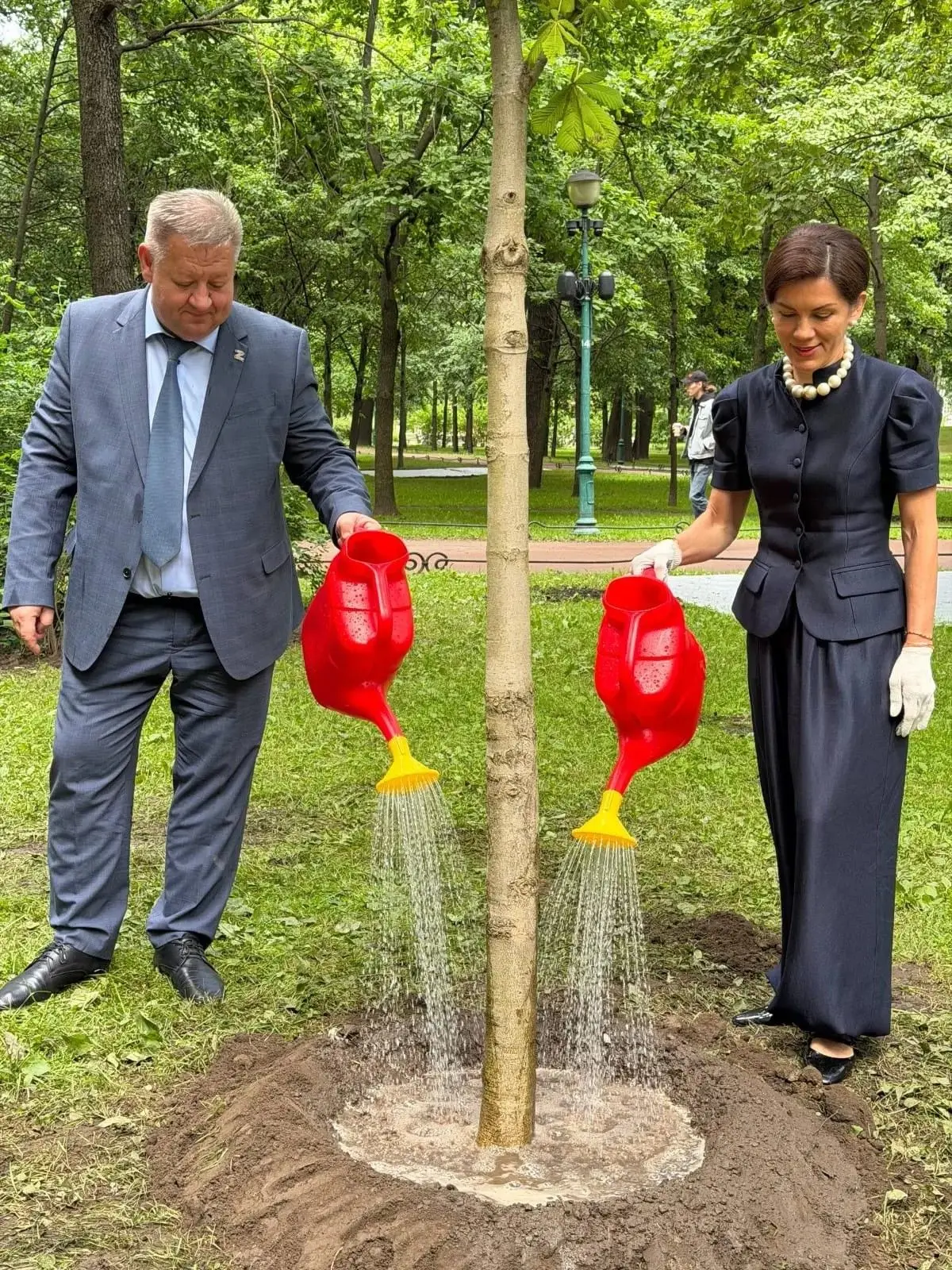 Таврический сад на этой неделе стал еще зеленее! Команда Юридического комитета Администрации Губерна