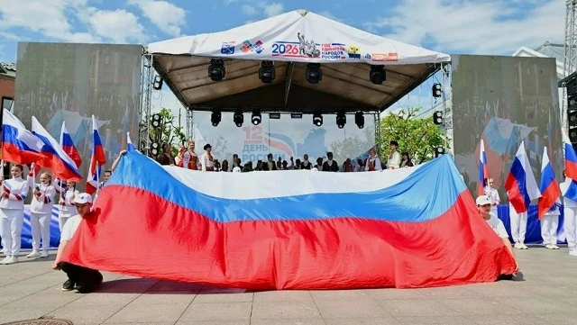 Липчане отметили День России🇷🇺

Бульвар Сорокина стал яркой площадкой празднования Дня России. С у