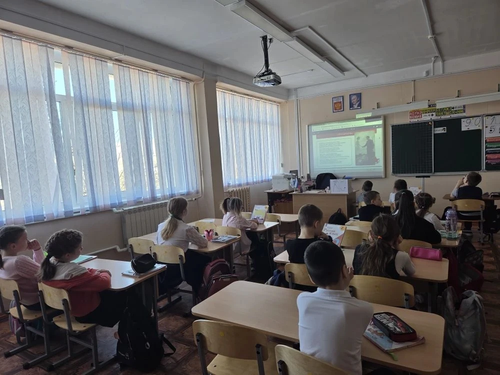 📚Новая учебная неделя в нашей школе началась традиционно - с торжественного выноса флага и исполнени