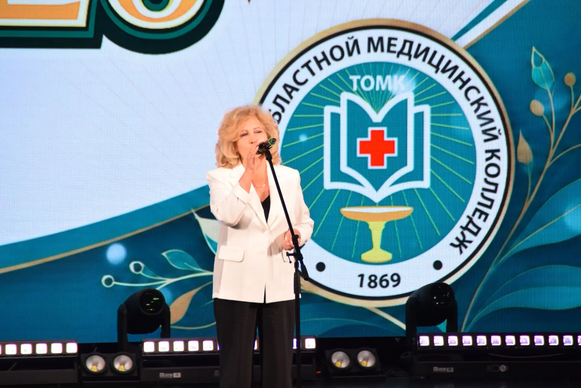 Сегодня наша большая сцена снова стала местом, где заканчивается одна глава и начинается совсем друг