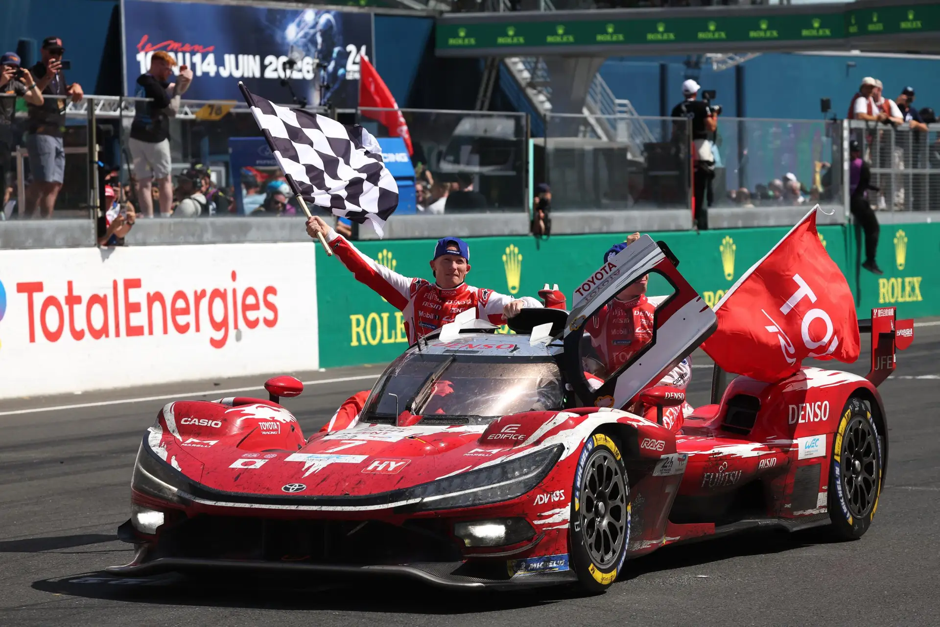 Toyota снова выиграла «24 часа Ле-Мана»

Ferrari приехала за четвёртой победой подряд. Но у японцев 
