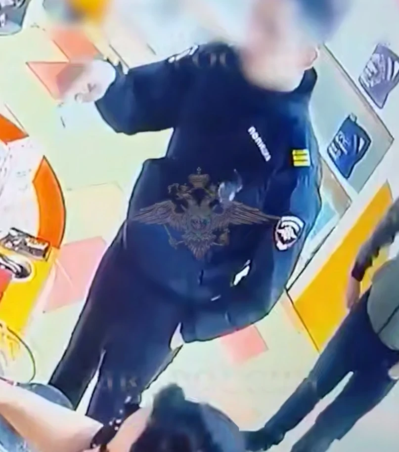 ⚡️Мужчина ради бензина переоделся в полицейского и пошёл требовать заправку без очереди, — СМИ.

В К