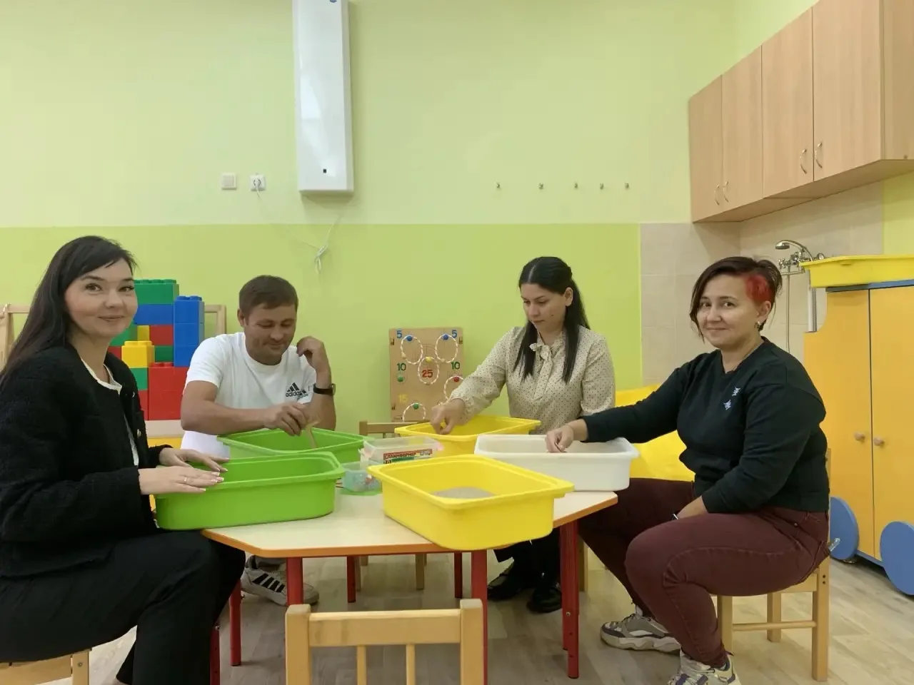 Педагог- психолог Анна Сергеевна устроила для нас настоящую песочную магию! Мы строили ...