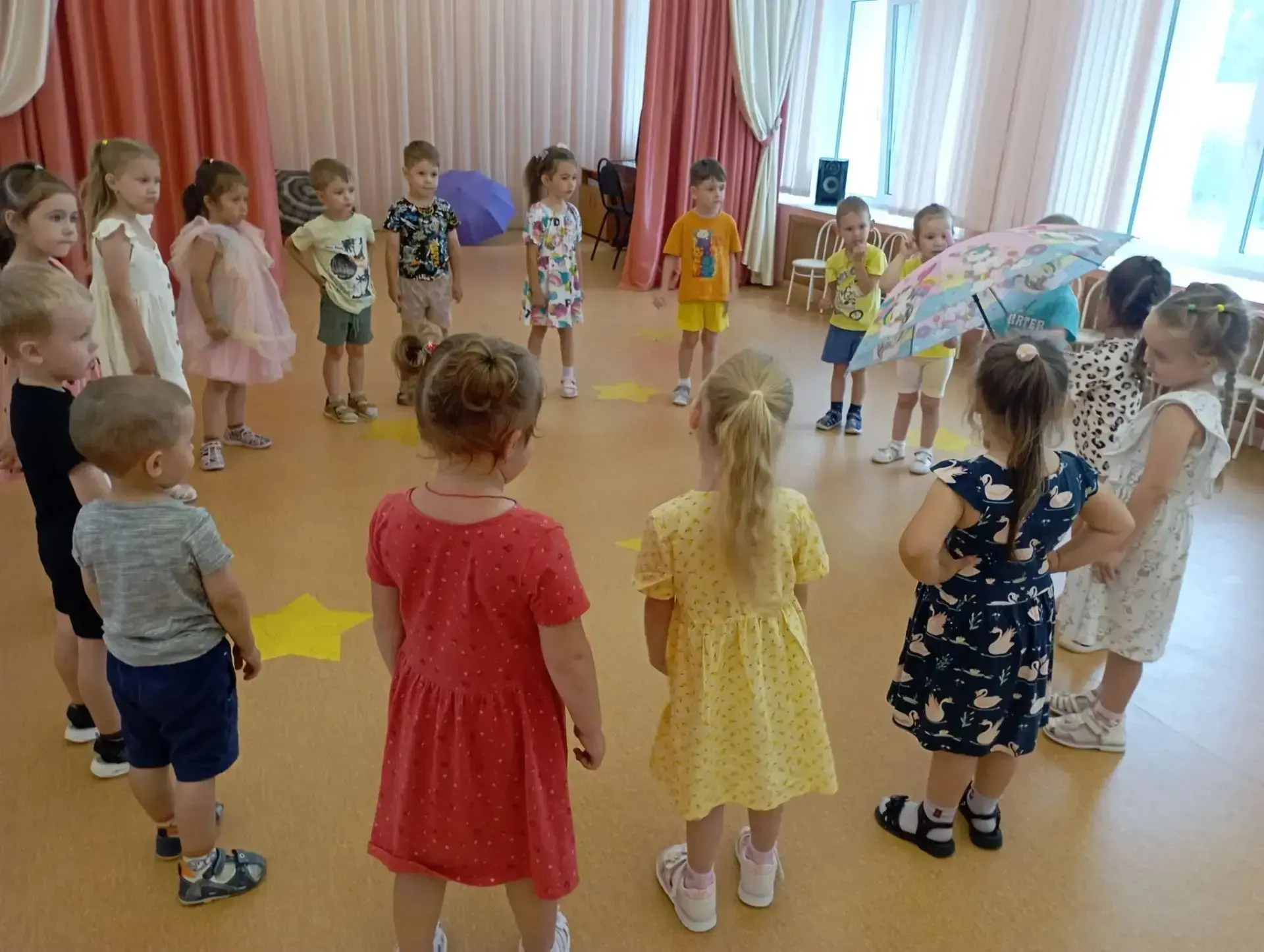 Сегодня у нас в детском саду
интересный и необычный праздник - день разноцветных зонтиков. Сколько я