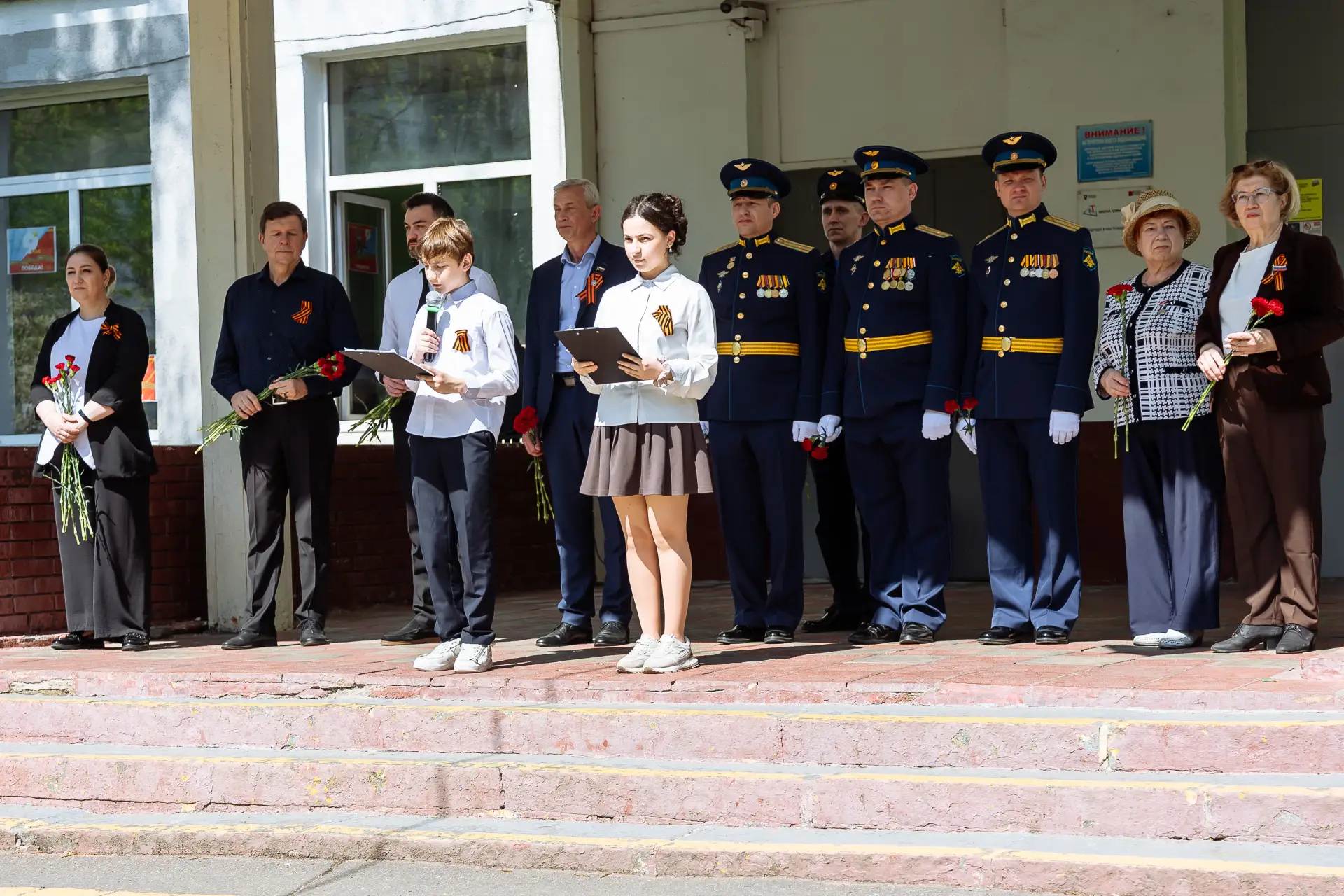🌹 Акция «Красные гвоздики»: дань памяти героям  7 мая наши ученики, педагоги, администрация школы и 