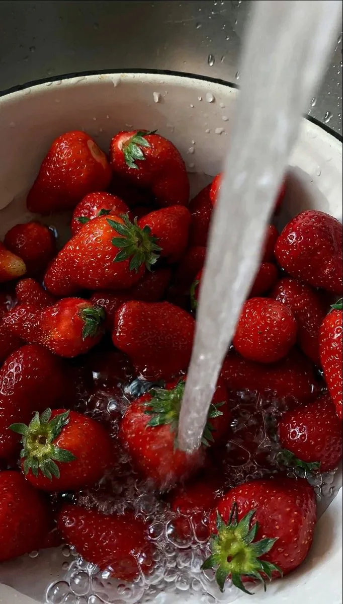 Идеальная клубника = самая опасная? 🍓😱

Знакомо: покупаешь красивые, ровные ягоды, а они — вата бе