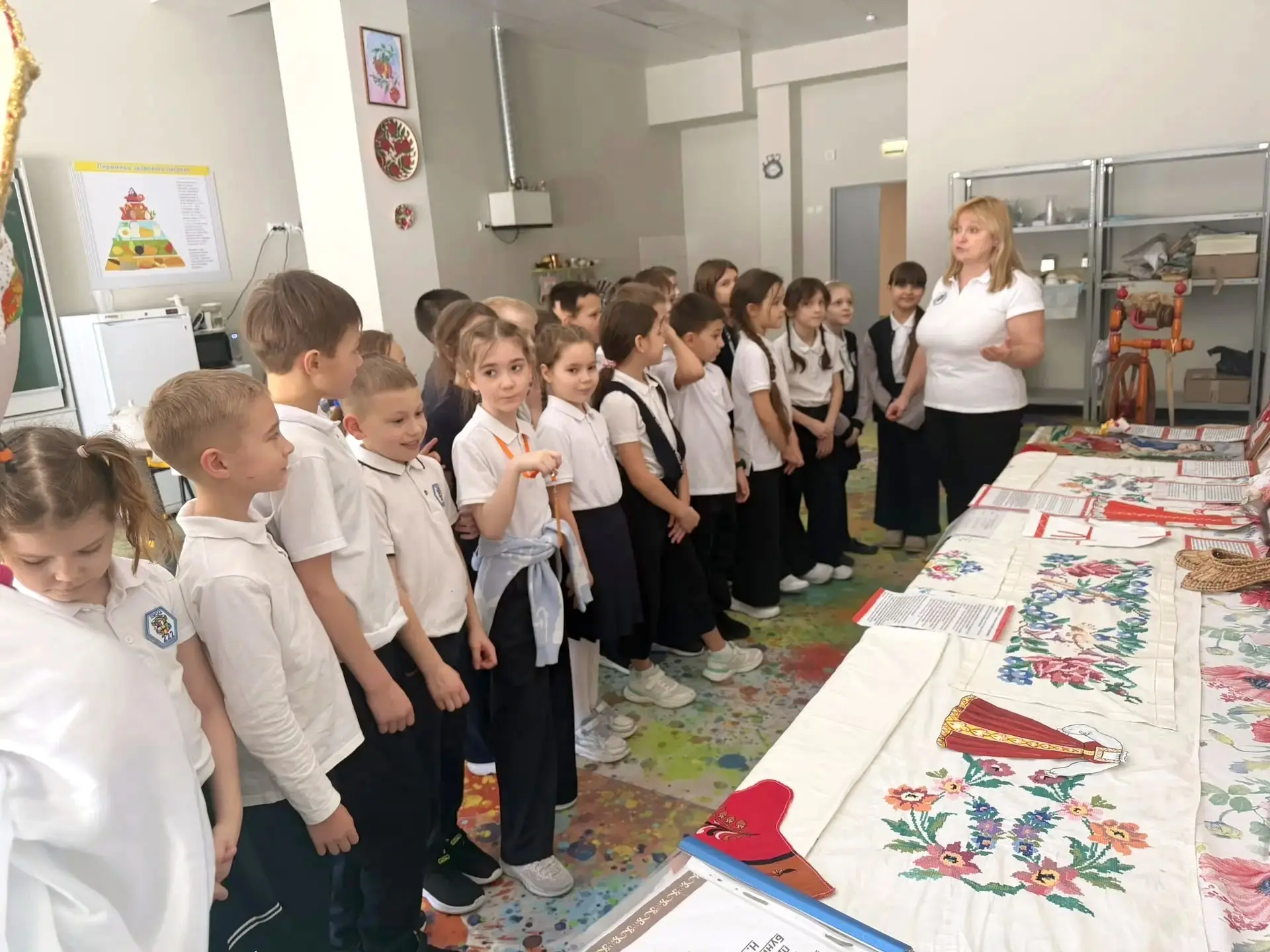 ТРАДИЦИИ В #МАОУСОШ222 ✅  Два ярких погружения в русскую культуру: встреча Масленицы и знакомство с 