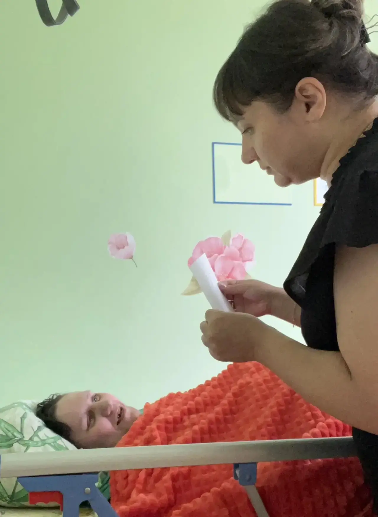 Инструктор по труду провела занятие «Составление рассказа по словам и картинам» для маломобильных по