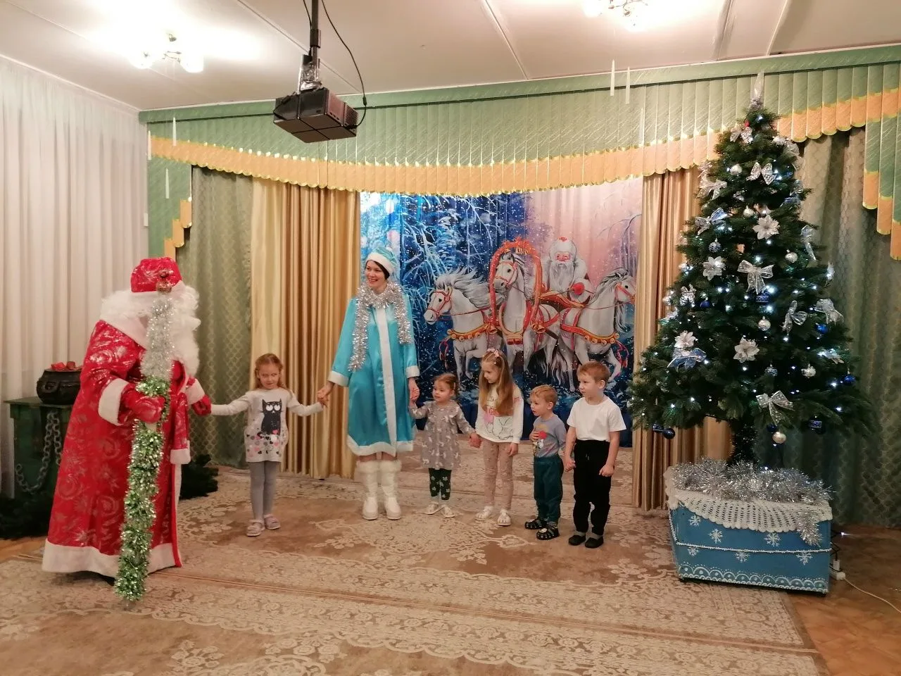 🎄 Сегодня состоялось вручение сладких новогодних подарков детям участников СВО, предоставленных соц