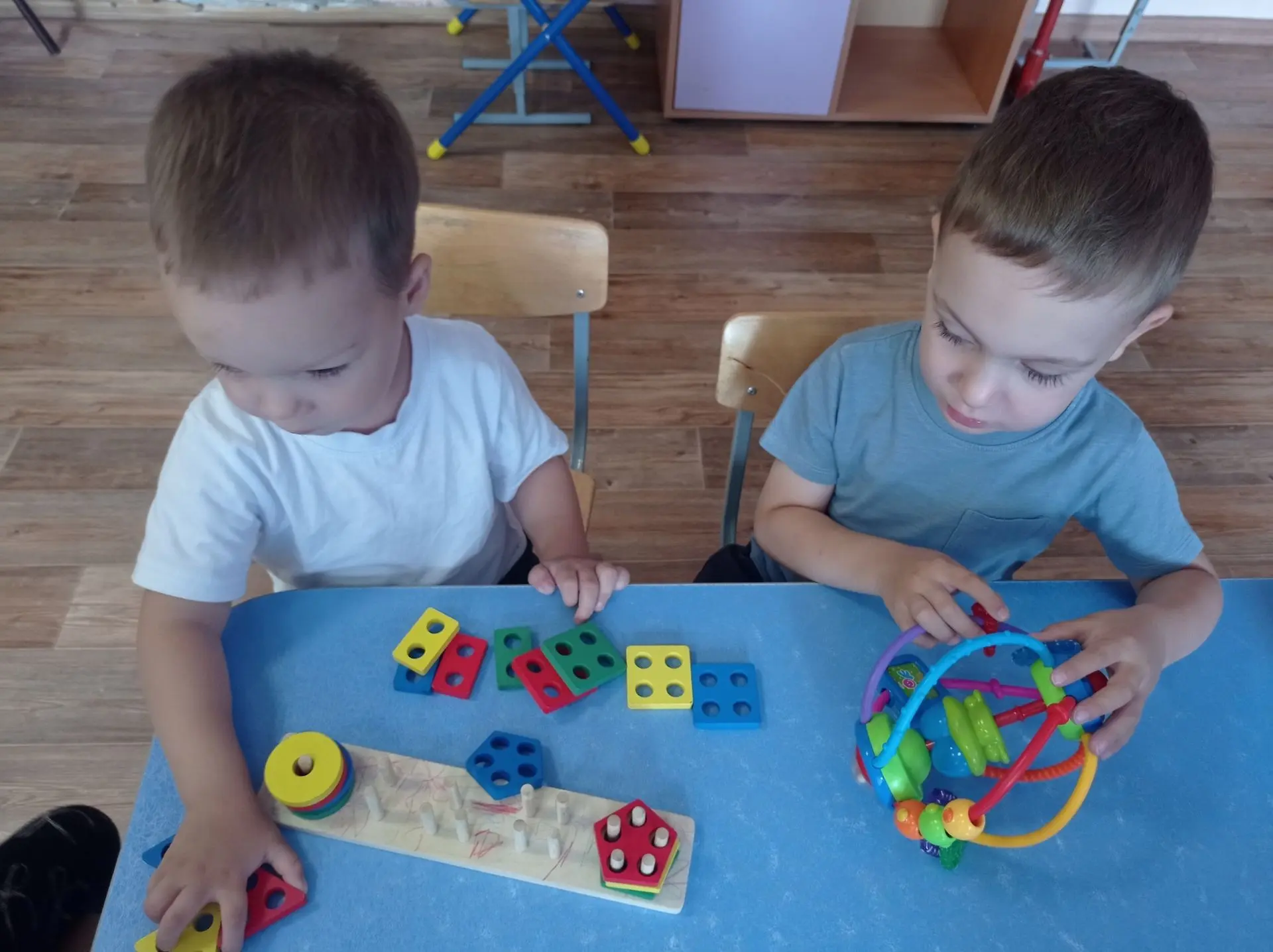 👧 В младшей группе "Звездочки" дети играли в развивающие игры,  направленные  на разви...