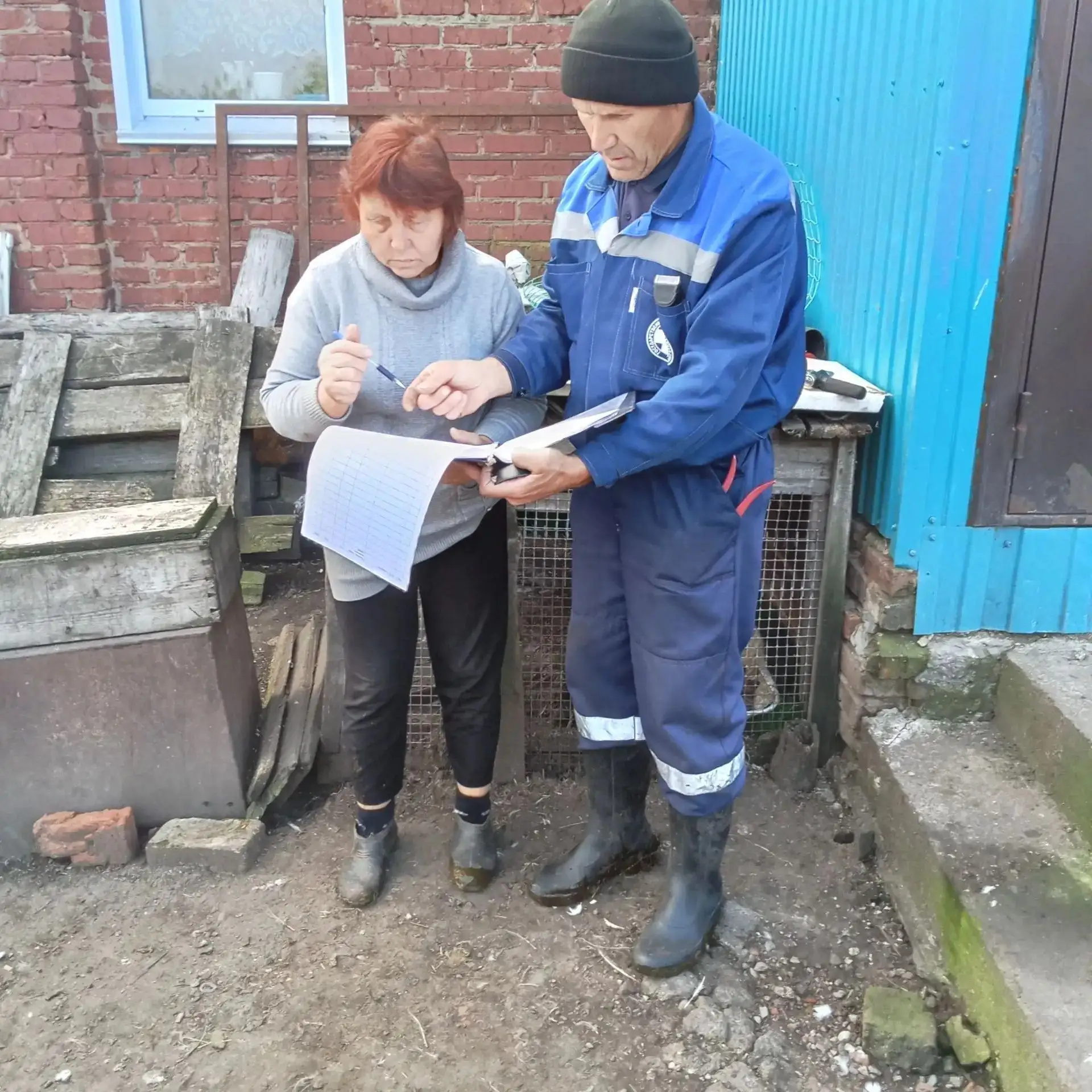 Специалисты Чистопольского ветеринарного объединения проводят взятие крови и вакцинацию...