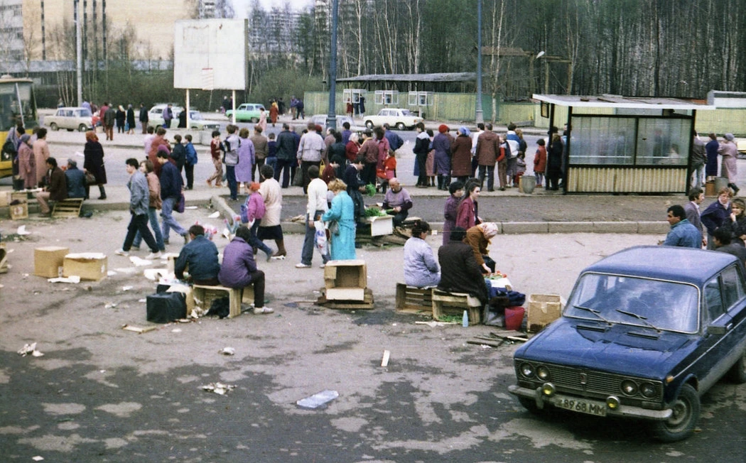 Рынок и автобусный круг у платформы Лианозово, 1990 год.