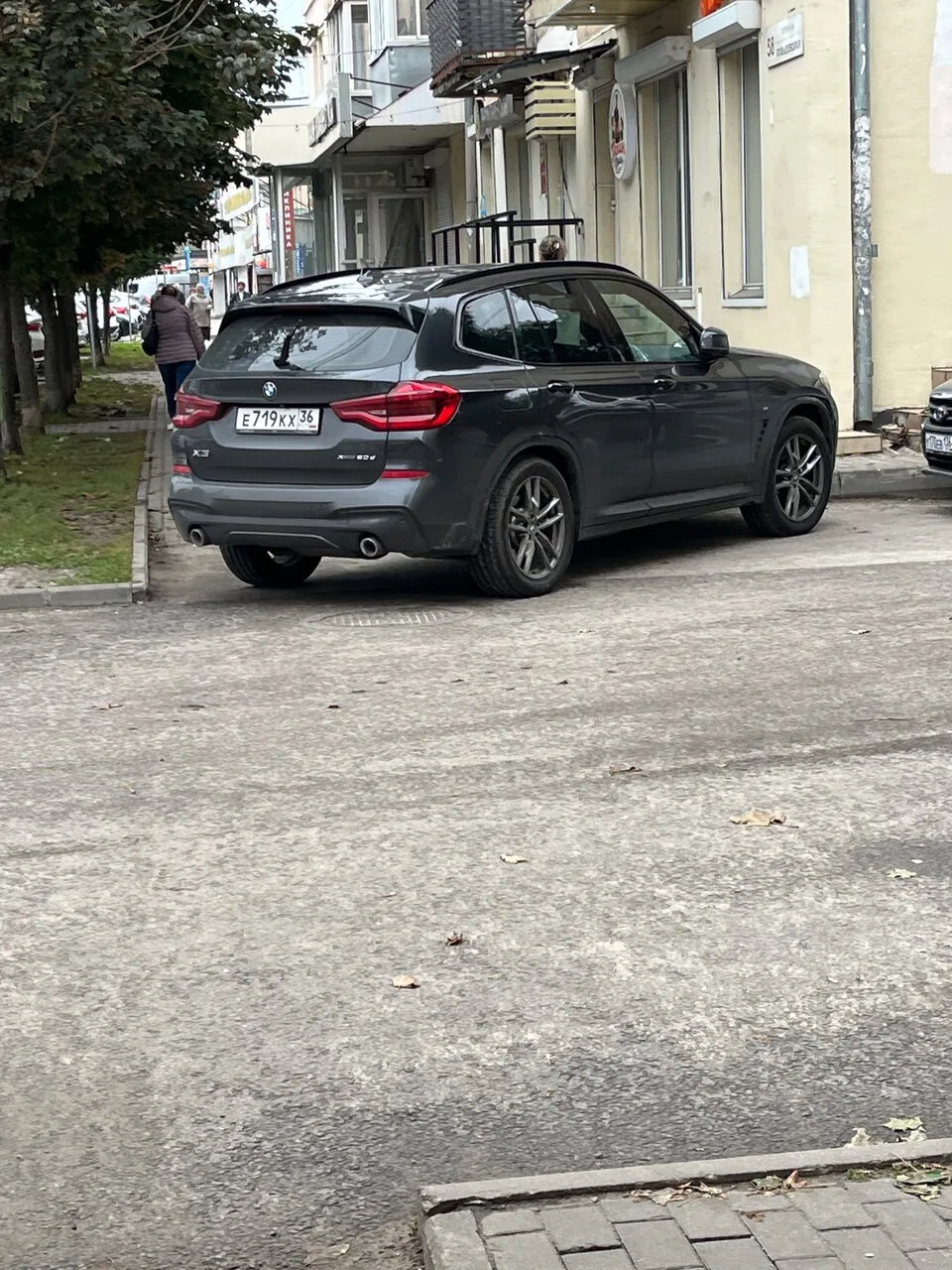 К посту выше, вот еще один идиот, ну буквы на номерах говорят за него все сами. Шла с к...