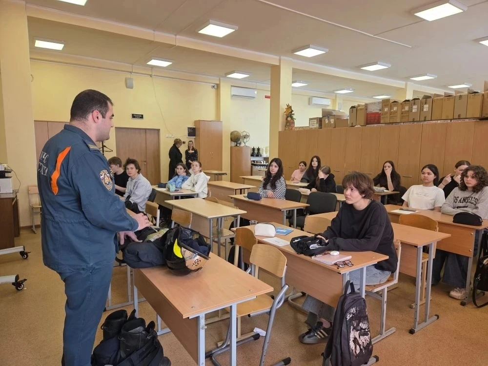 🚨 Урок безопасности от профессионала  Перед каникулами в 8В класс приехал сотрудник пожарной части №