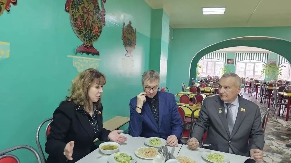 🍽️ Контрольный обед: депутаты оценили качество школьного питания  В нашей школьной столовой прошла н