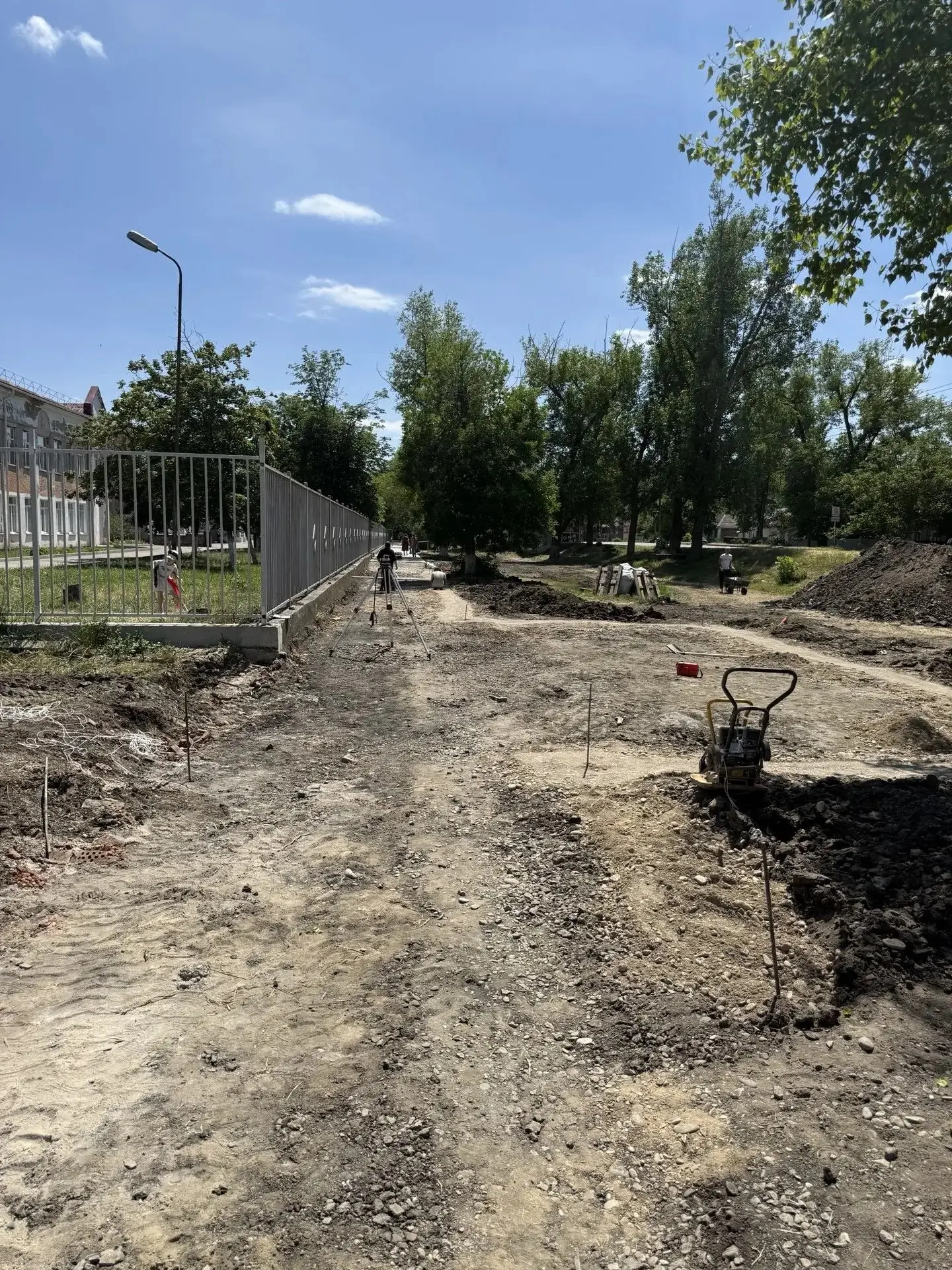 Продолжаются работы по благоустройству территории на улице Московской в Минеральных Вод...