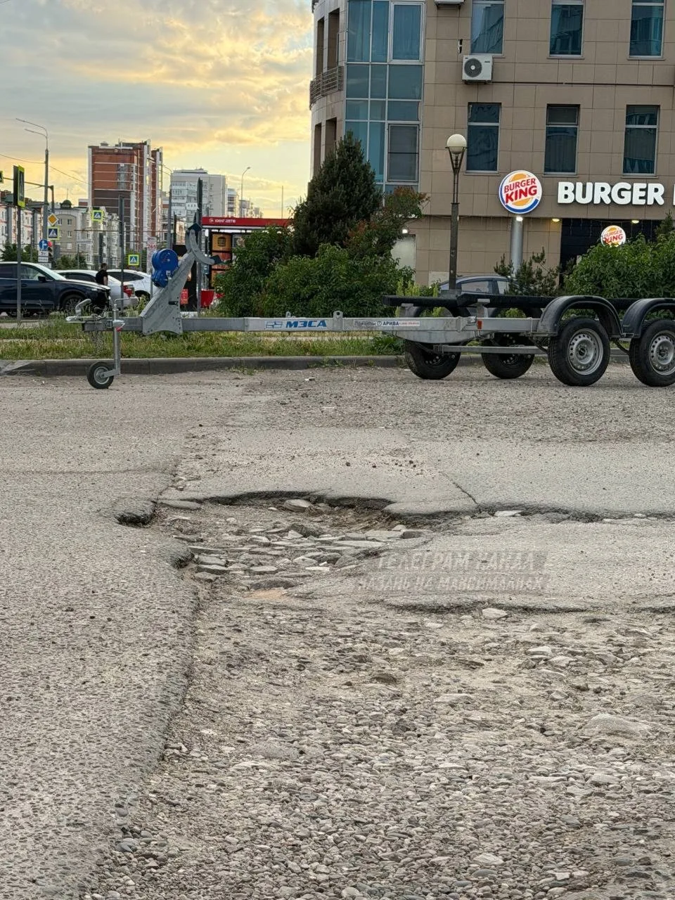 🚧Казань — третья столица, но стоит свернуть во двор с Чистопольской, ямы глубже бордюров. 
 
Вроде 