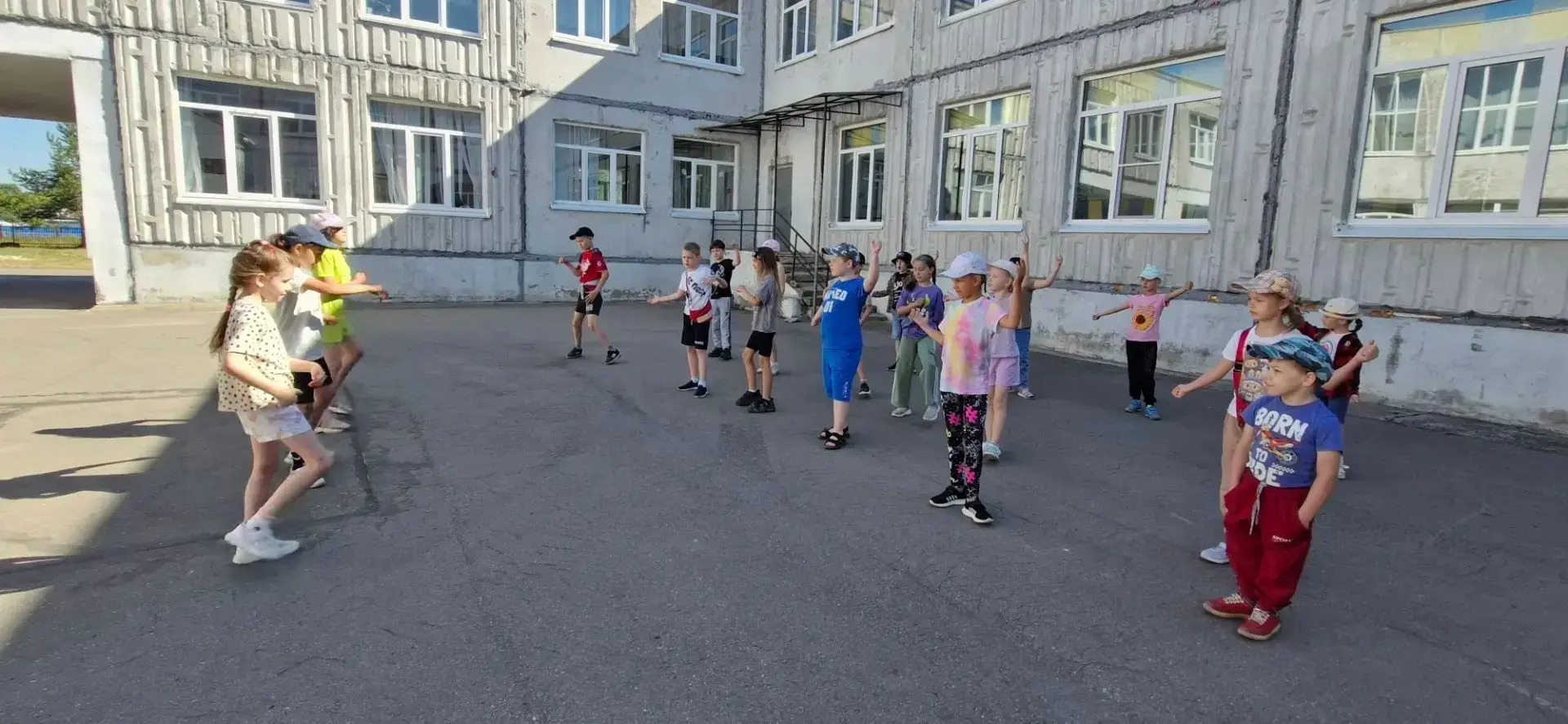 ✨ 2 день. Волшебный день в лагере "Алые паруса"!⛵️ ✨

Всё началось с линейки «Первых»: в воздухе вит
