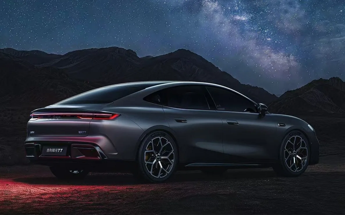 Geely показала новые фирменные фото седана Galaxy TT

Новинка получила агрессивный дизайн, лидар для