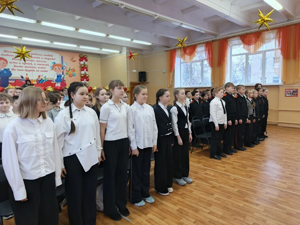 Понедельник, 16 февраля, рабочая неделя в нашей школе по традиции началась с выноса флага и исполнен