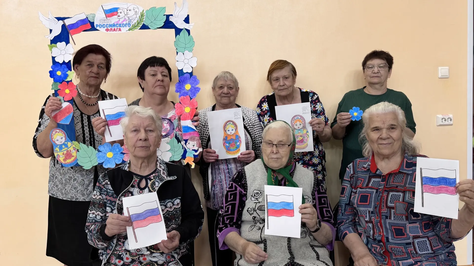 🎉 День Государственного флага РФ: тепло, творчество и единство в Марковском геронтолог...