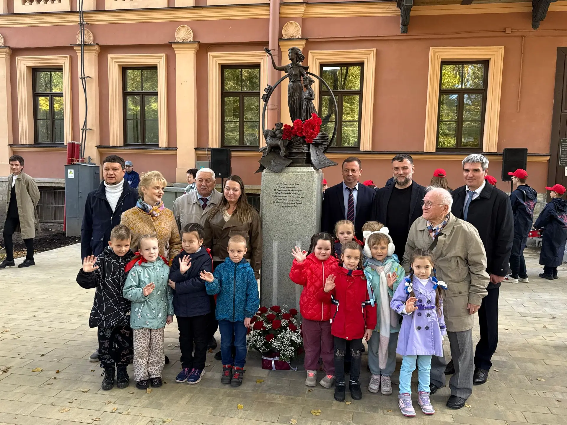 В Год дошкольного образования в Санкт-Петербурге открыли сквер и памятник, посвященные ...