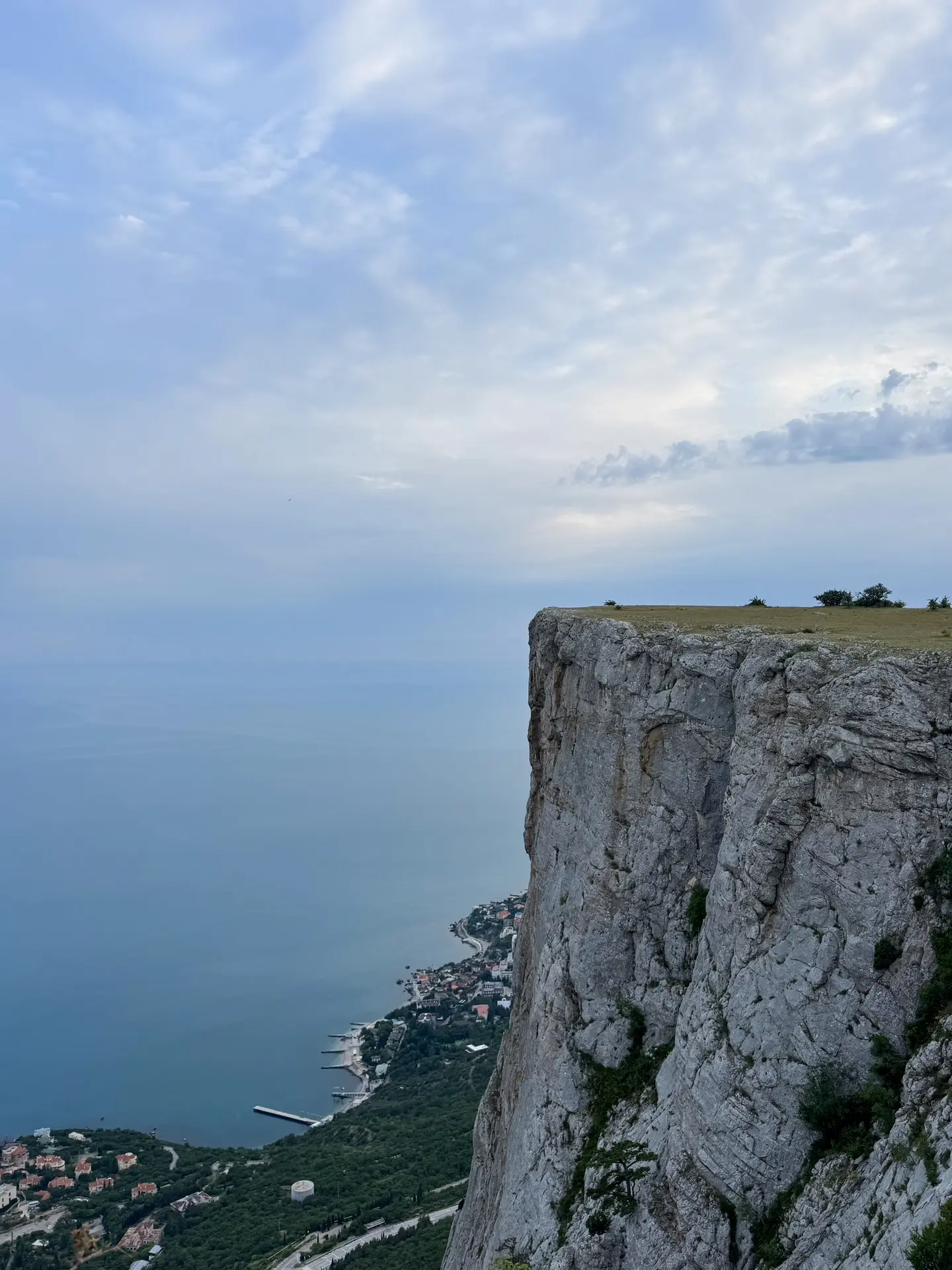 ⛰️ Над поселком Форос в Крыму (известном, к слову, заточением Михаила Горбачева во время путча 1991 